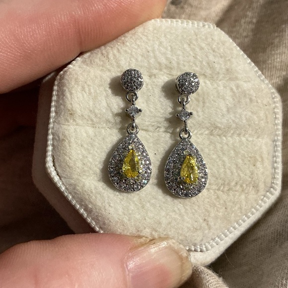 💛Elegant Canopy Yellow Pear Drop Earrings - Picture 6 of 15